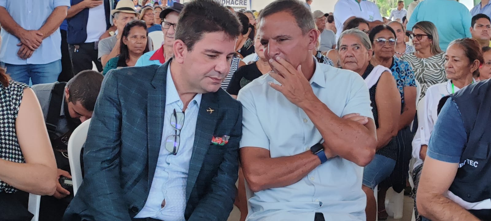 Sumido há meses, Márcio Bittar reaparece em solenidade ao lado de Gladson   